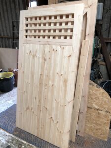 Timber single gate with lattice work