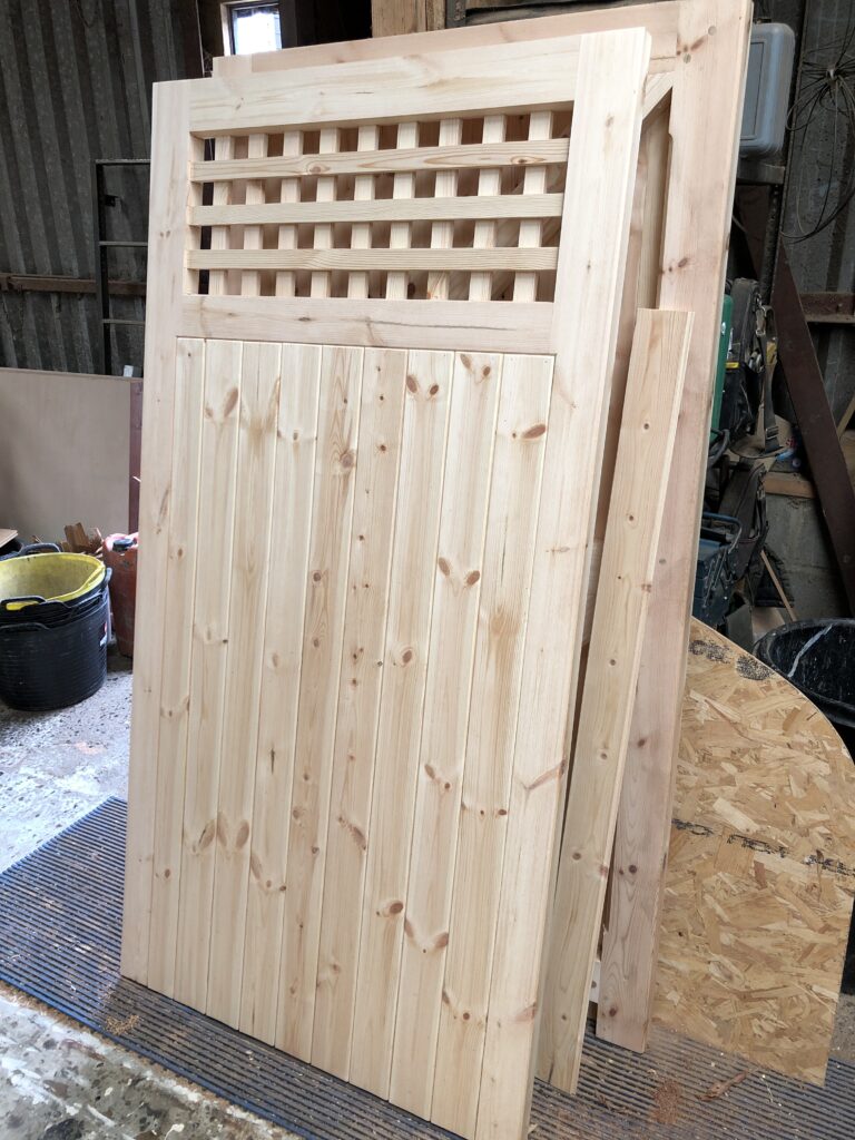 Timber single gate with lattice work