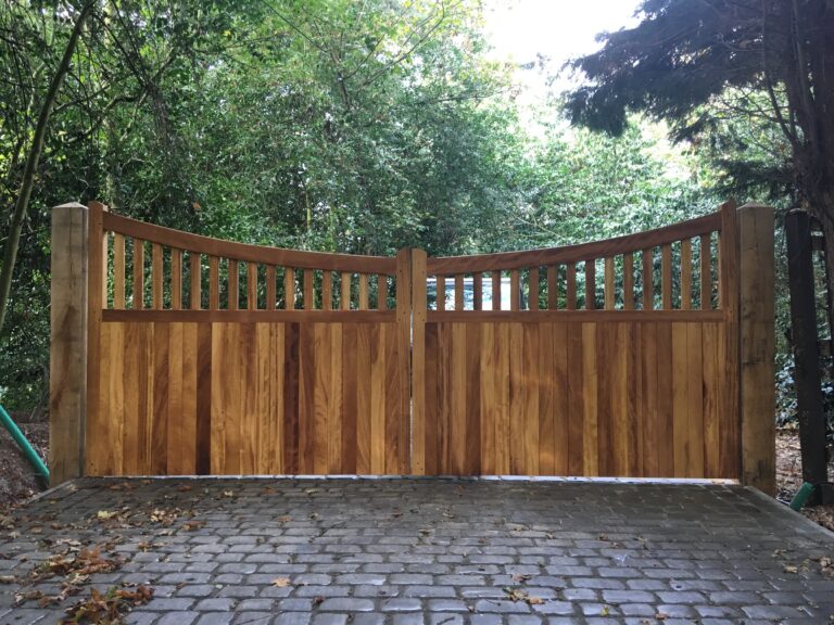 Swooping down arched gates with slatted section
