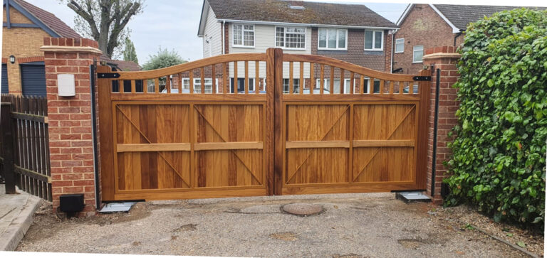 Arched gates with slatted section